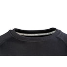 תקריב צווארון גופיית טרמית Go Nature Merino Hybrid שחורה עם תווית מותג בפנים הצוואר