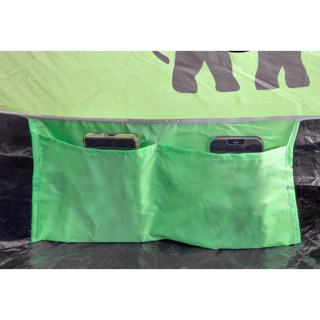כיסי אחסון פנימיים ירוקים באוהל Go Nature RAPID CABIN לשמונה אנשים לסידור ציוד אישי וטלפונים