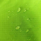תקריב אריג ריפסטופ של אוהל Go Nature RAPID CABIN 8 עם טיפות מים, אטימות 1500 מילימטר והגנת UPF50