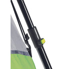 תקריב מנעול הקפיץ האוטומטי על מוט האוהל Go Nature RAPID CABIN 8, מוטות בקוטר 16 ו-20 מילימטר