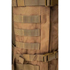 תקריב על רצועות MOLLE בצד תרמיל טקטי Go Nature Tasmania MK-1 להתאמה אישית ונשיאת ציוד נוסף בשטח