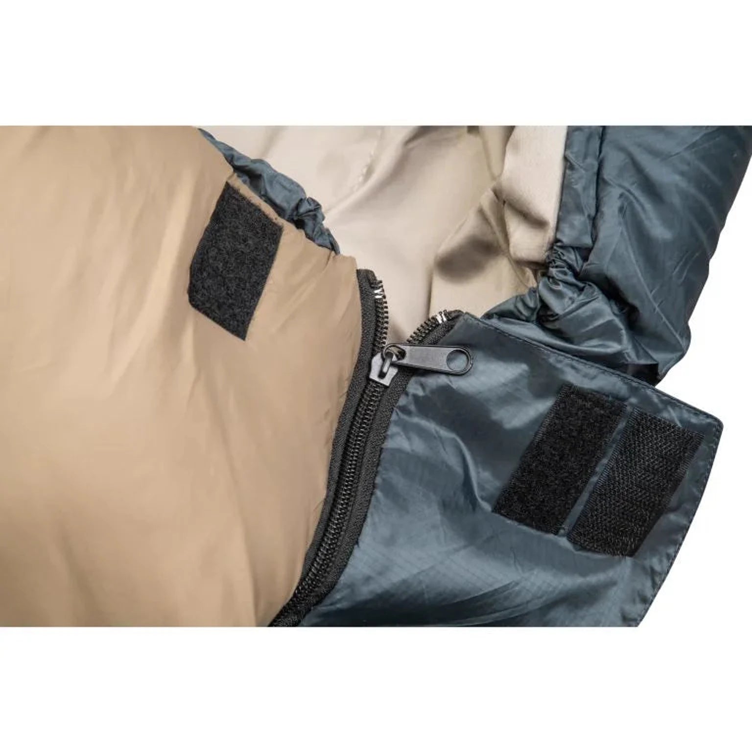 תקריב רוכסן דו-כיווני ורצועת velcro של שק שינה Go Nature Trail Angel, פתיחה מימין או משמאל
