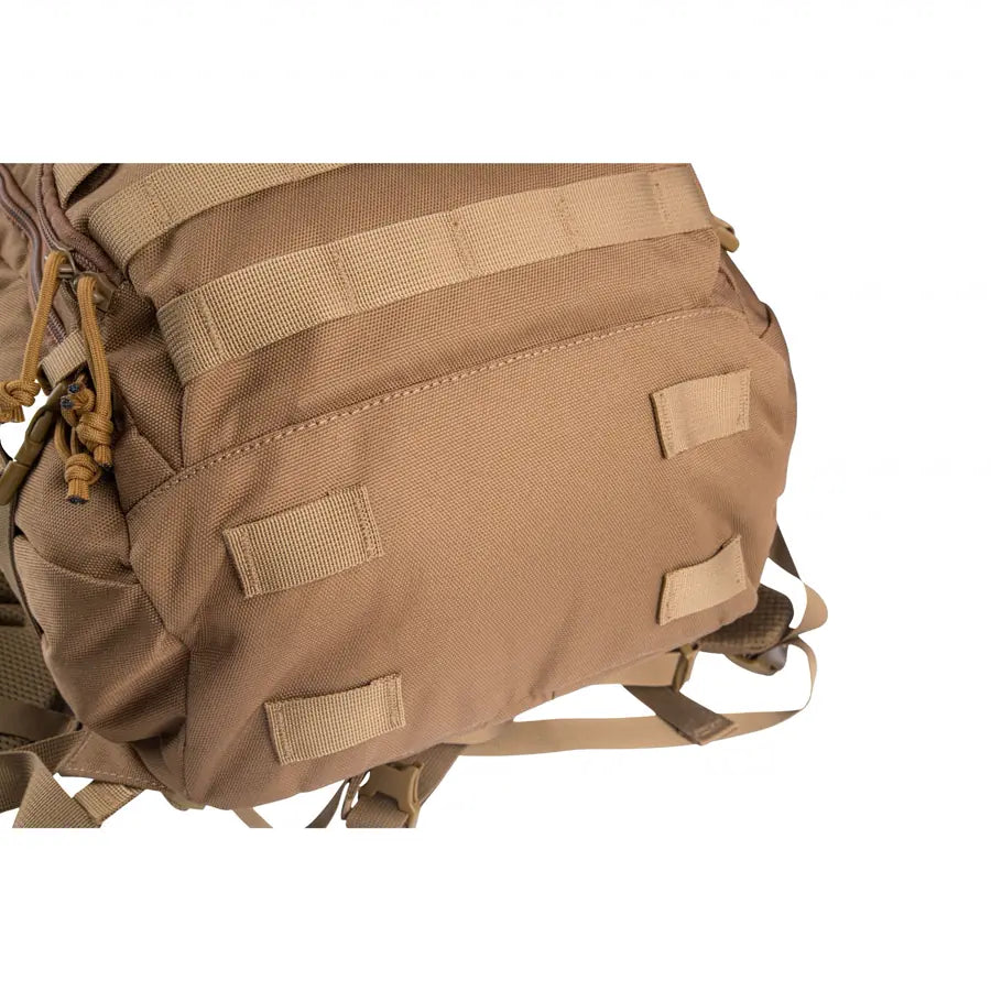 תקריב של מערכת MOLLE ורצועות לחיבור ציוד נוסף על תרמיל טאקטי GoNature Tundra MK 1.0 30 ליטר בצבע חום
