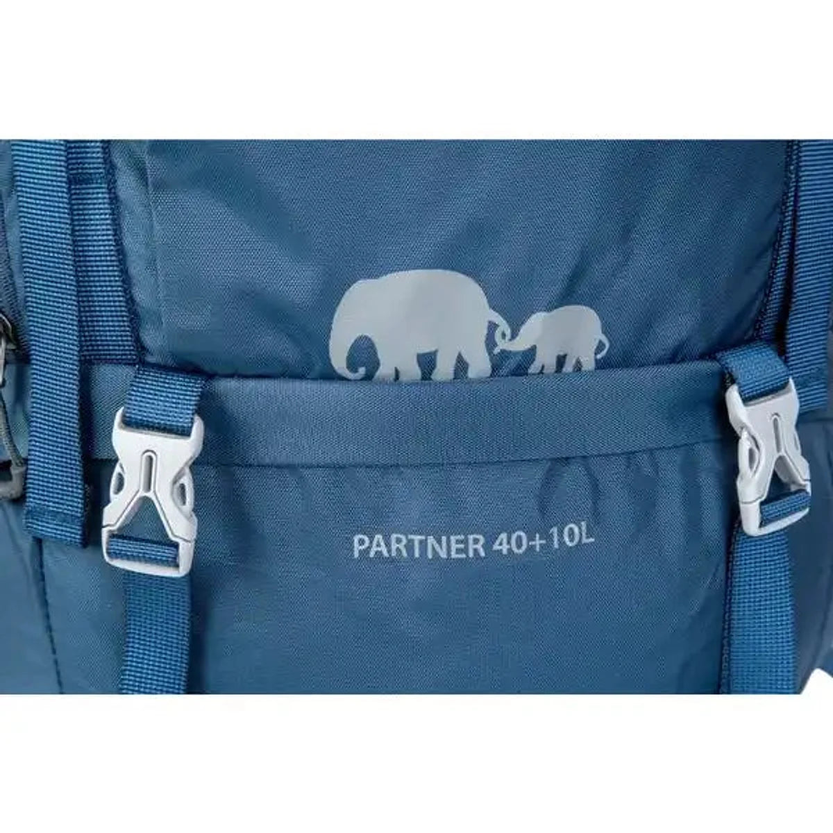 תקריב הפאנל הקדמי של תרמיל GoNature Partner 45+10 ליטר עם לוגו הפילים ואבזמי כיווץ