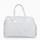 תיק נסיעות Kate Hill Bloom Overnight Tote בצבע לבן, מבט אחורי עם רצועת כתף מתכווננת נשלפת ושרוול