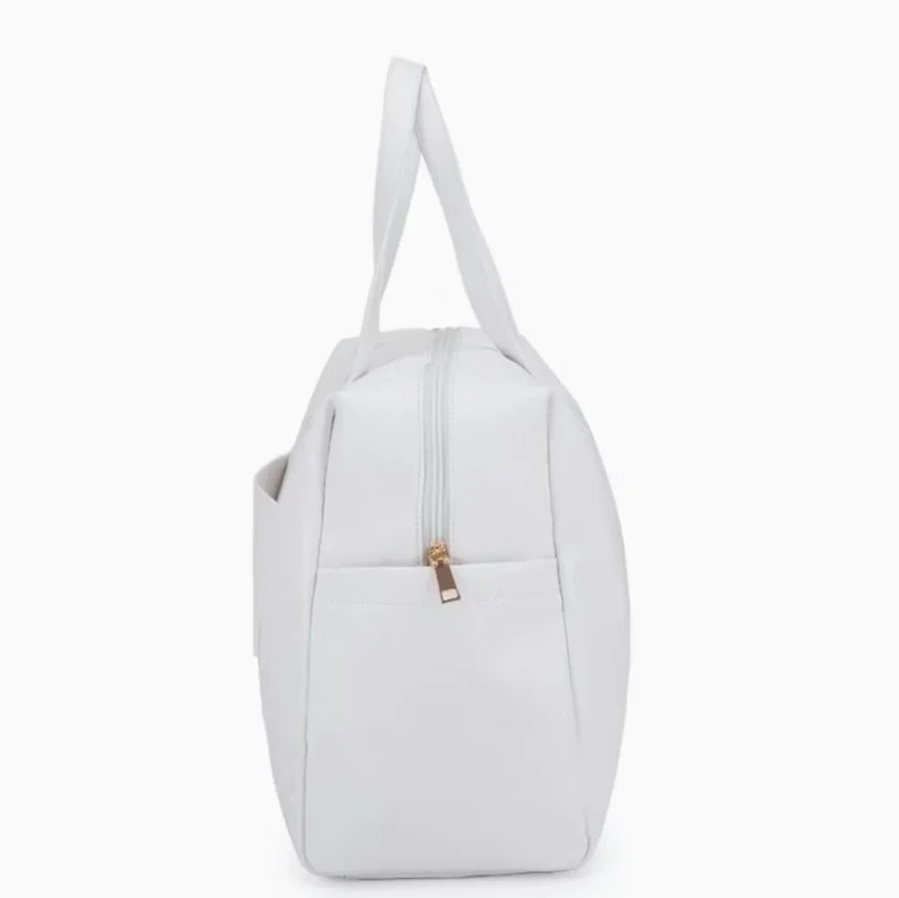תיק נסיעות Kate Hill Bloom Overnight Tote בצבע לבן, מבט צד עם רוכסן וכיס צד חיצוני לבקבוק שתיה