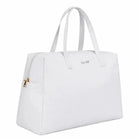 תיק נסיעות Kate Hill Bloom Overnight Tote בצבע לבן, עשוי עור PU טבעוני עם לוגו זהב, מבט קדמי בזווית