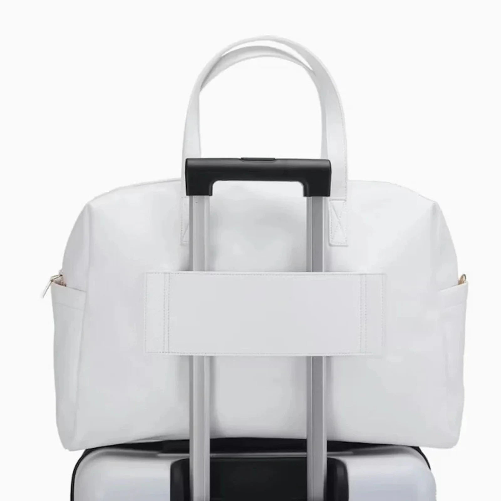 תיק נסיעות Kate Hill Bloom Overnight Tote מולבש על ידית טרולי מזוודה באמצעות שרוול אחורי, בצבע לבן