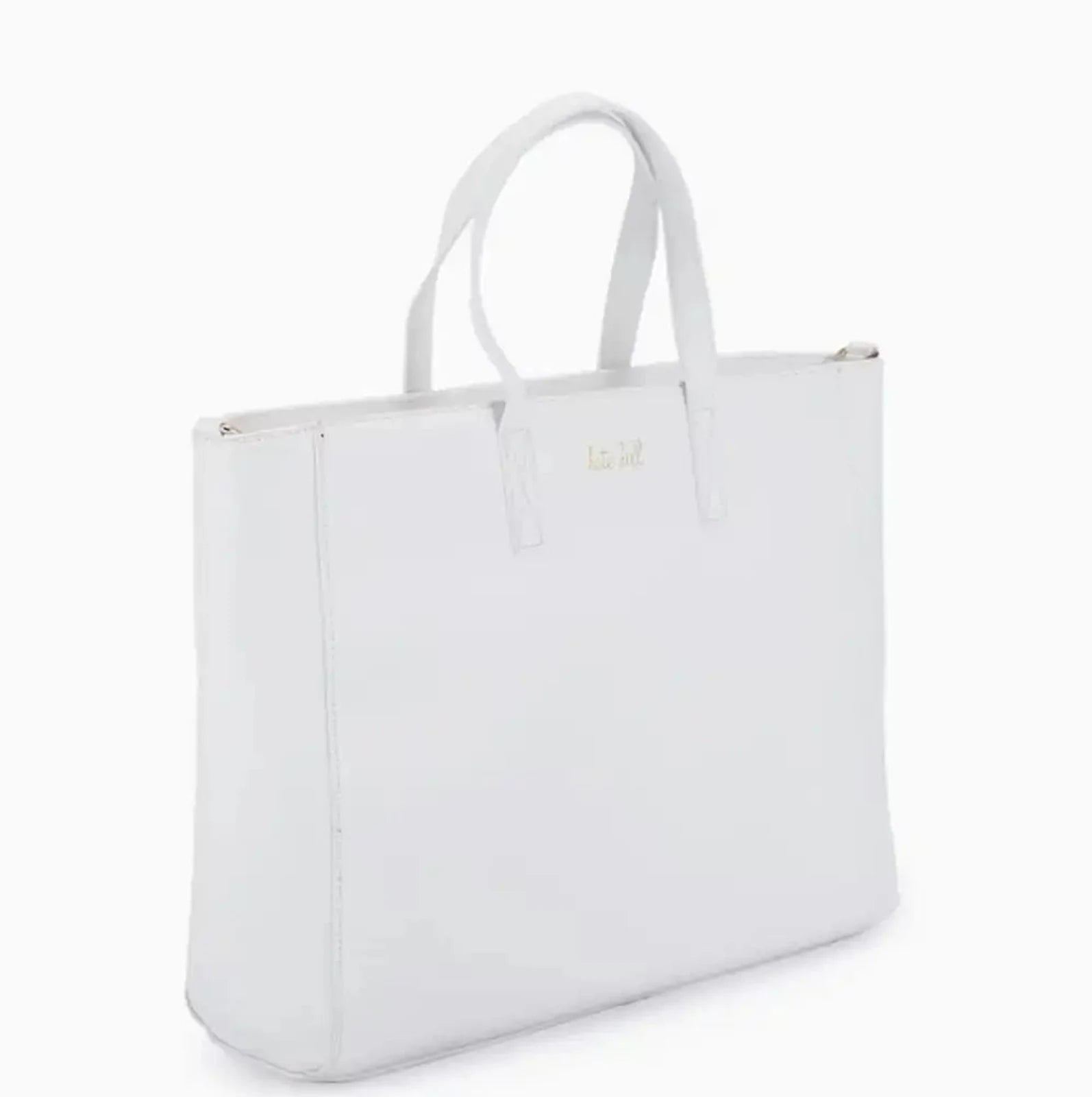 תיק נסיעות לבן Kate Hill Bloom Travel Tote עשוי מדמוי עור איכותי עם לוגו זהב בחזית, מבט זווית
