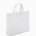 תיק נסיעות לבן Kate Hill Bloom Travel Tote עשוי מדמוי עור איכותי עם לוגו זהב בחזית, מבט זווית