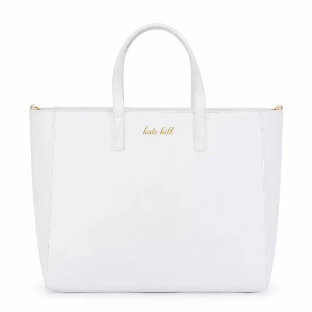 תיק נסיעות לבן Kate Hill Bloom Travel Tote עשוי מדמוי עור איכותי עם לוגו זהב מוטבע בחזית, מבט מלפנים