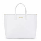 תיק נסיעות לבן Kate Hill Bloom Travel Tote עשוי מדמוי עור איכותי עם לוגו זהב מוטבע בחזית, מבט מלפנים