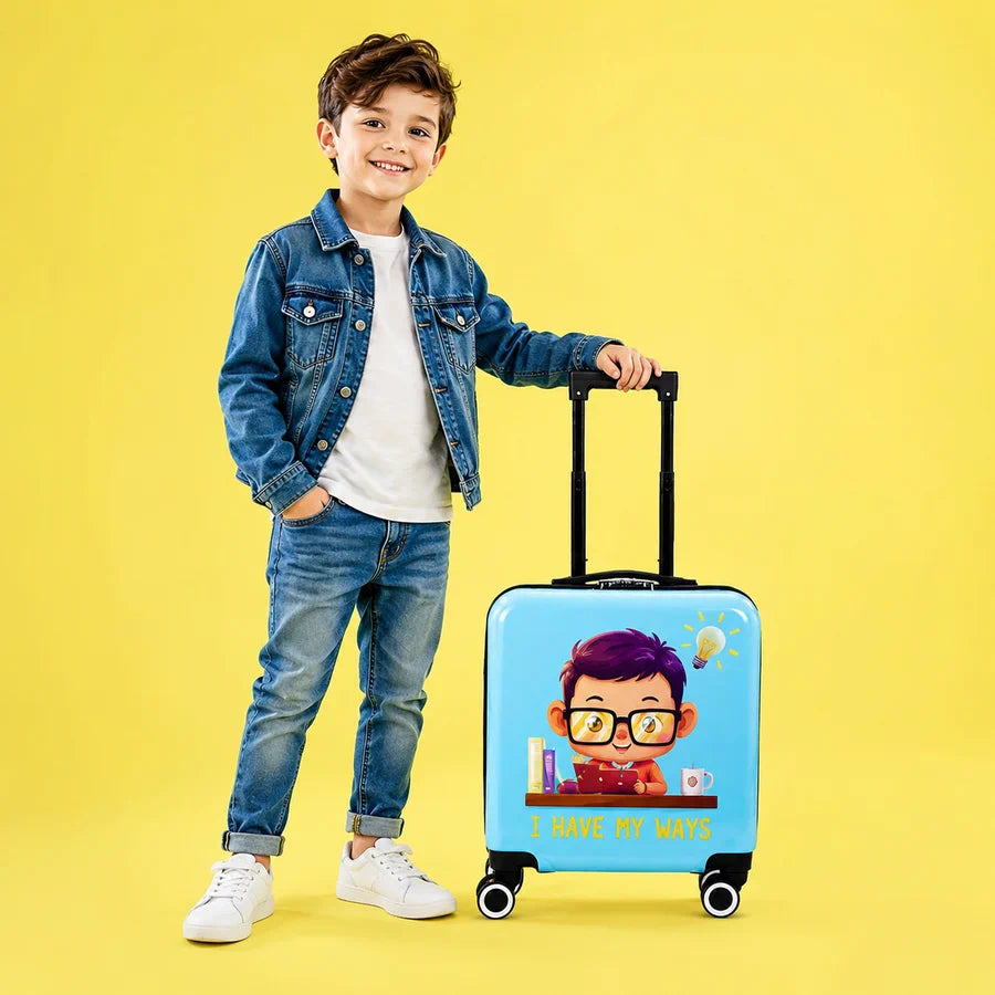 ילד עומד לצד מזוודת ילדים קשיחה RollyBear 18 אינץ' דגם SMARTY בצבע תכלת, בהדפס תלת מימד עם ידית טרולי נשלפת