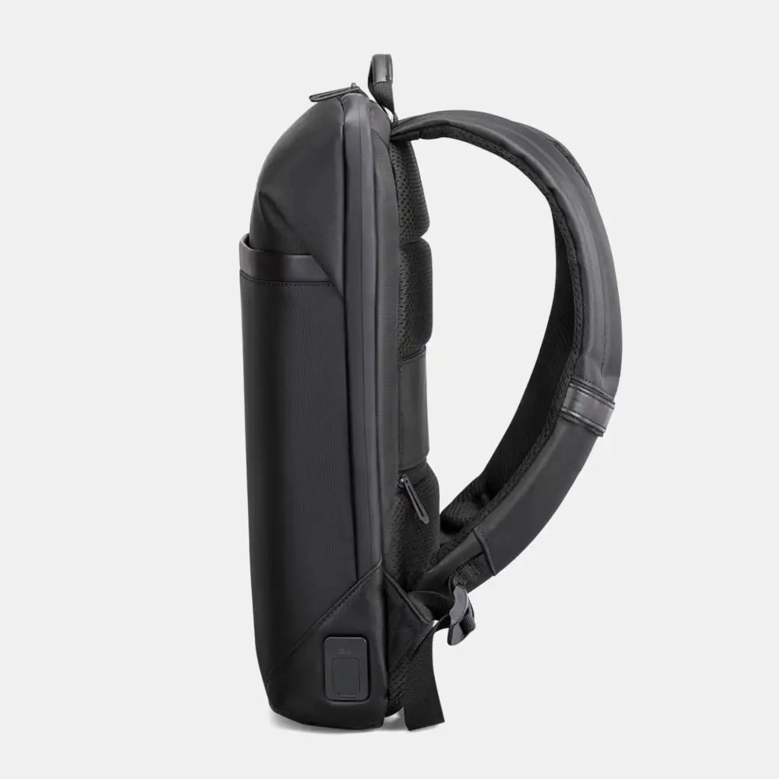 מבט צד על תיק גב Kingsons FG6310W בצבע שחור, רצועות כתף מרופדות וכפתור USB נסתר, עיצוב דק במיוחד