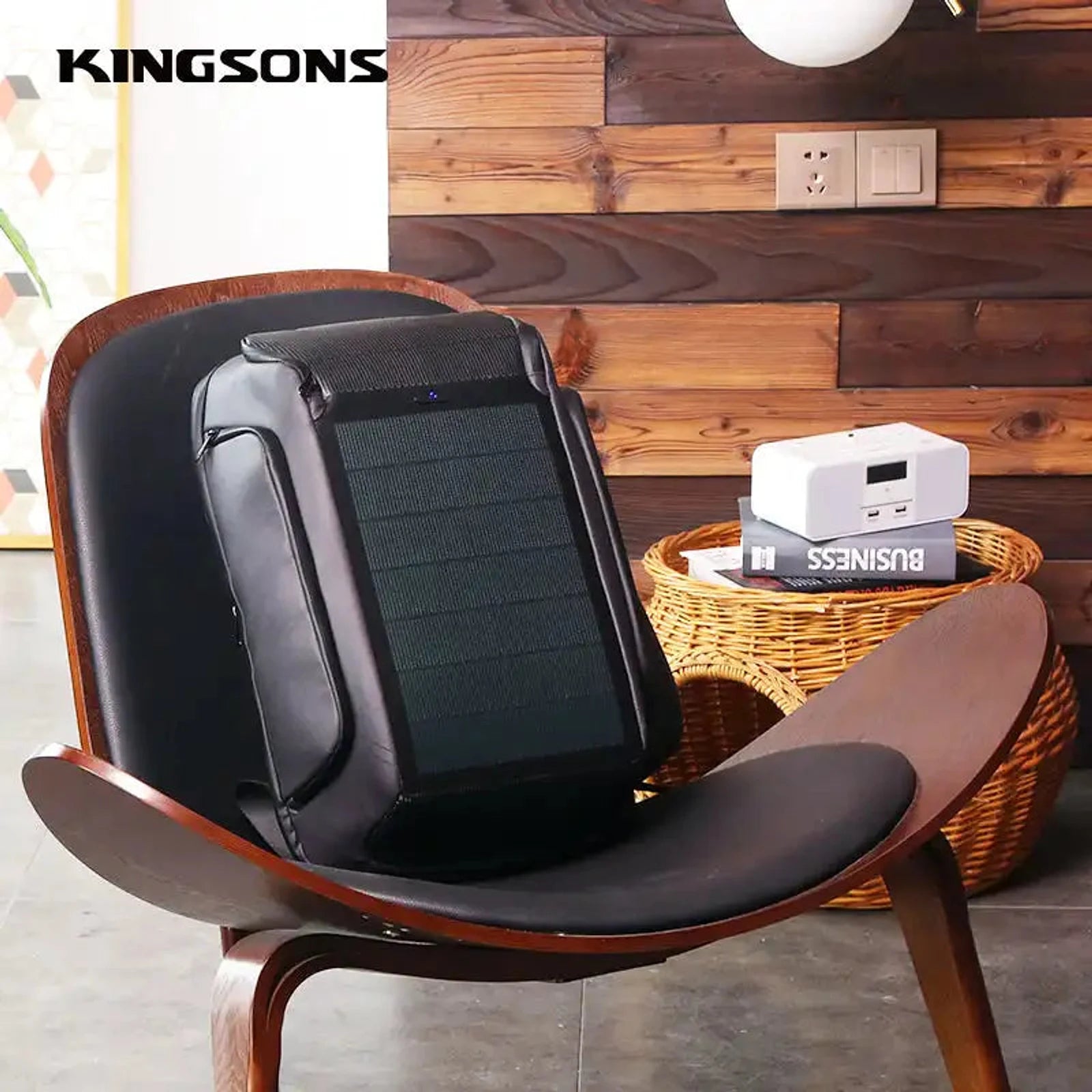 תיק גב סולארי עסקי Kingsons K9386W בד פוליאסטר בליסטי עמיד, מונח על כיסא עם פאנל סולארי גלוי