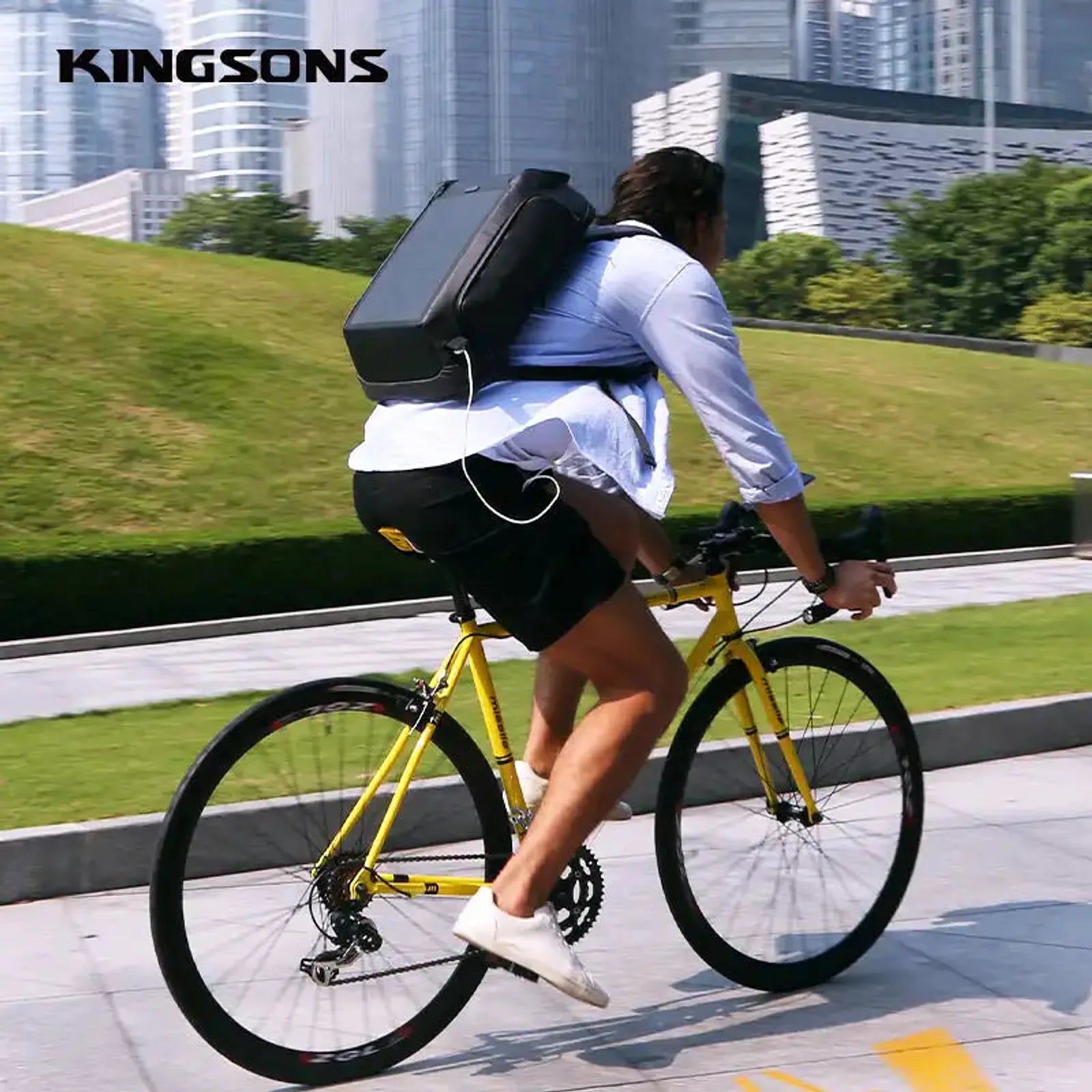 תיק גב סולארי Kingsons K9386W בשימוש בזמן רכיבה על אופניים, טעינה בדרכים עם פאנל CIGS 5V