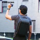 תיק גב סולארי עסקי Kingsons K9386W עם פאנל טעינה חזיתי בשימוש בסביבה עירונית, עמיד במים