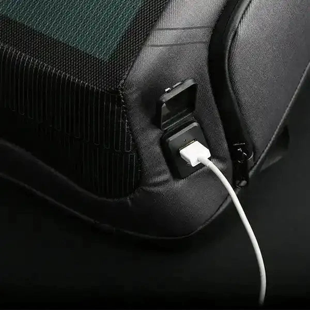 תקריב של יציאות טעינה USB ו-Micro USB בתיק גב Kingsons Solar Beam K9386W עם כיסוי עמיד במים