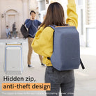 תיק גב Kingsons Travel Light KS3207W עם פטנט רוכסן נסתר נגד גניבות, הדגמת לבישה יומיומית בצבע תכלת