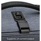 תקריב יציאת ה-USB החיצונית בתיק גב עליה למטוס Kingsons TRAVEL 40L בצבע אפור, חיבור נוח לטעינת טלפון בדרכים