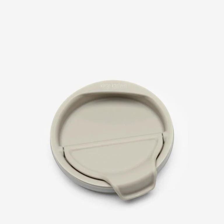תקריב מכסה Klean Kanteen Rise 280 מ"ל, מכסה ללא BPA, שפה דקה לשתייה נוחה, פרט מוצר
