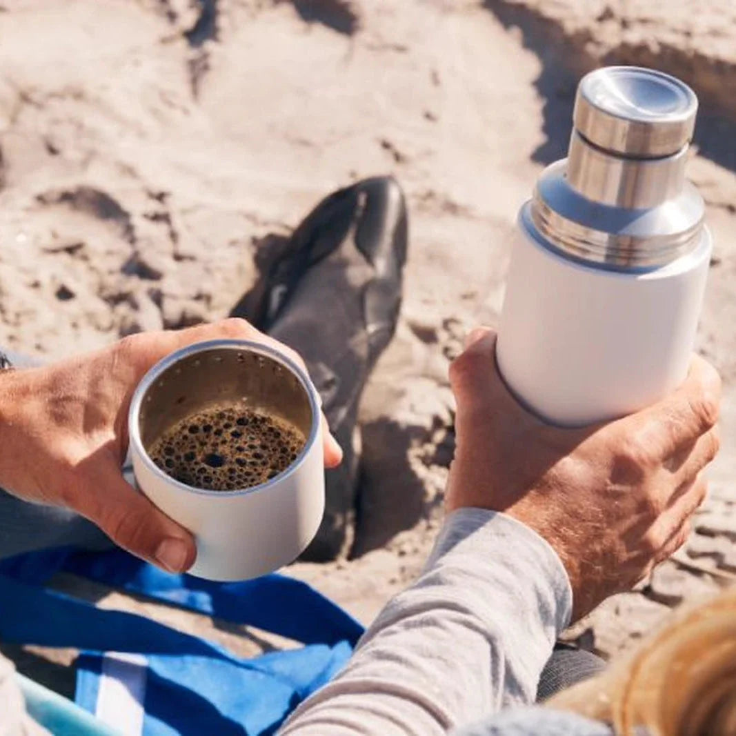 תרמוס Klean Kanteen TKPro 1000 מ"ל בשימוש בחוף הים, מוזגים קפה חם לכוס נירוסטה, לייפסטייל