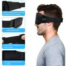 גבר עונד כיסוי עיניים 3D שחור מקצף פוליאסטר מאוורר עם רצועה מתכווננת, חוסם אור לשינה עמוקה
