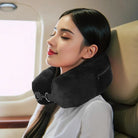 כרית טיסה לצוואר Magic Pillow שחורה, בד כותנה איכותי, מאפשרת שינה נוחה במטוס לצד נשיאת בגדים