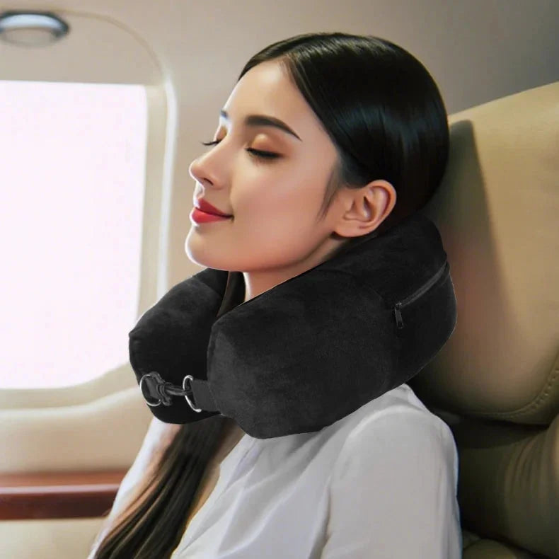 כרית טיסה לצוואר Magic Pillow שחורה, בד כותנה איכותי, מאפשרת שינה נוחה במטוס לצד נשיאת בגדים
