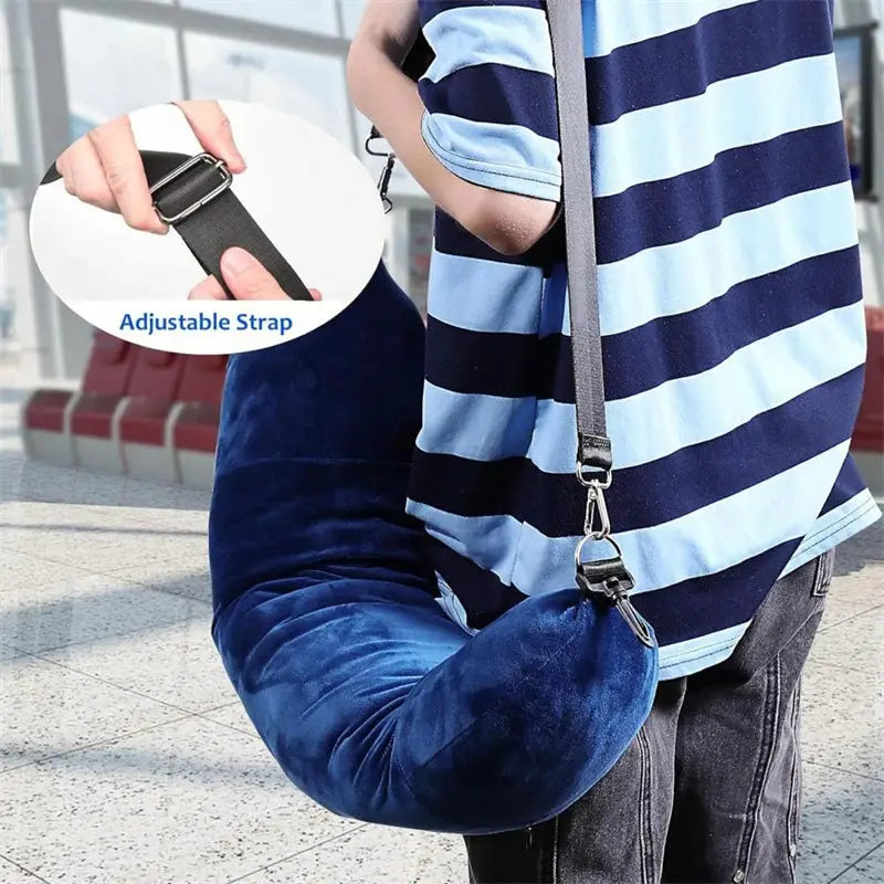 כרית טיסה Magic Pillow כחולה עם רצועת כתף מתכווננת, נוחה לנשיאה ביד חופשית בשדה תעופה