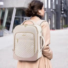 תיק גב נסיעות LOVEVOOK Urban Voyage 35L נשי בצבע אוף-ווייט נישא על גב של אישה, מבט אחורי בעיר