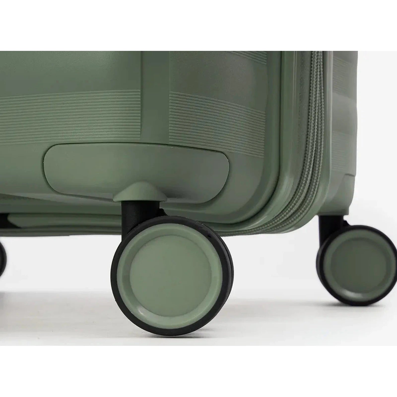 תקריב גלגלי ספינר כפולים 360 מעלות של מזוודת MARCO POLO SYMPHONY הקשיחה בצבע ירוק