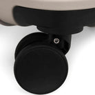 תקריב גלגל ספינר כפול 360° של מזוודת MARCO POLO TITAN לנסיעה חלקה ויציבה