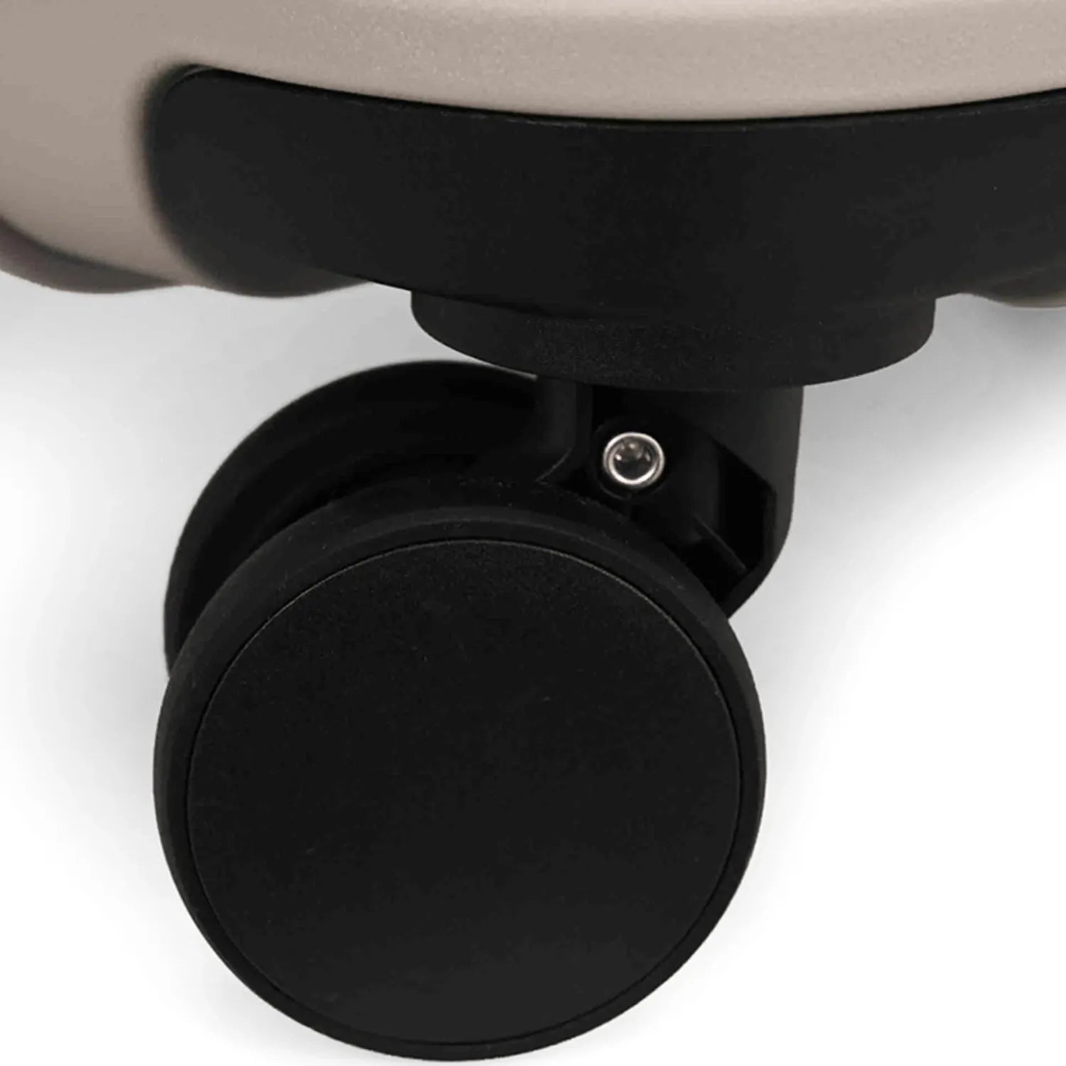 תקריב גלגל ספינר כפול 360° של מזוודת MARCO POLO TITAN לנסיעה חלקה ויציבה