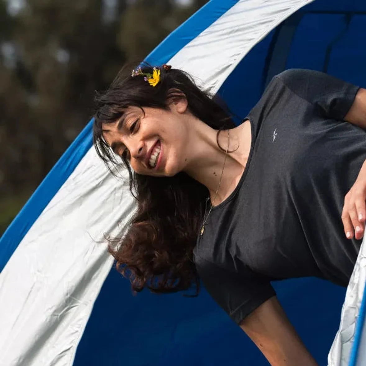 יציאה מפתח האוהל איגלו Outdoor Revolution Revolution 4PR, כניסה מרווחת עם רשת אוורור
