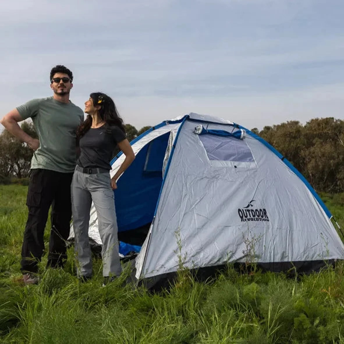 אוהל איגלו ל-6 אנשים Outdoor Revolution Revolution 6PR בזמן קמפינג באביב עם זוג לידו, הדגמת גודל בשטח