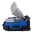 דאפל Outdoor Revolution Base Camp PRO 1200D בצבע כחול פתוח, תא ראשי של 105 ליטר עם בגדים ארוזים