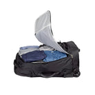 תיק דאפל Base Camp PRO 1200D פתוח עם תא ראשי 105 ליטר ורשת פנימית מאווררת המציגה אריזת בגדים מסודרת