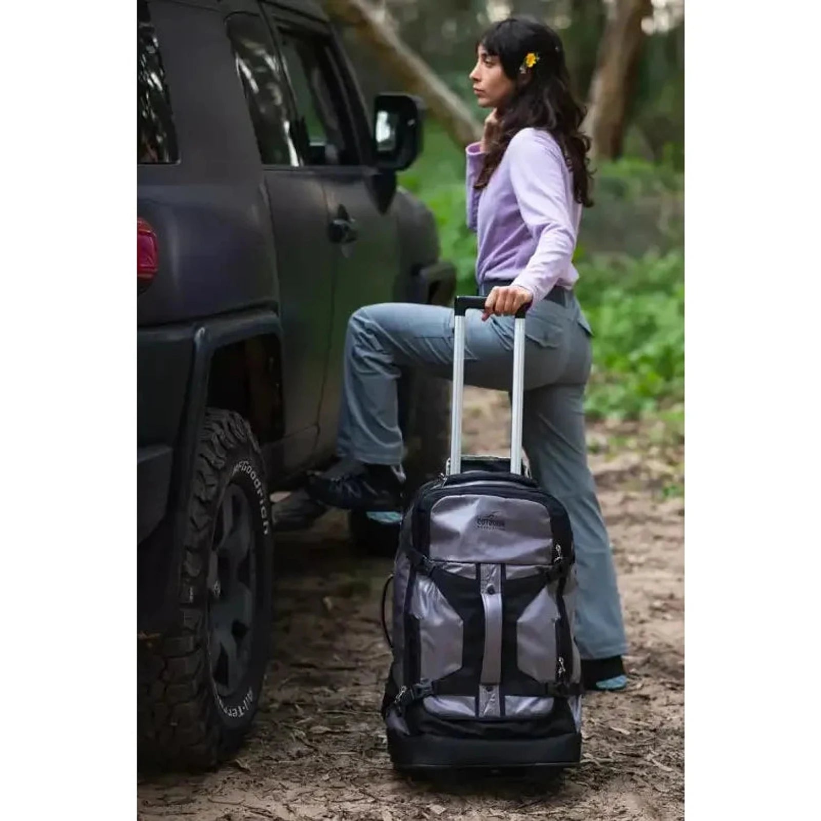 דאפל Outdoor Revolution Base Camp Pro 30 אינץ׳ 105 ליטר ליד רכב שטח, פתרון לטיולים ולמילואים