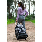 מטיילת גוררת דאפל Outdoor Revolution Base Camp Pro 105 ליטר בשביל עפר, גלגלי PU שקטים לנסיעה חלקה