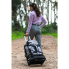 מטיילת גוררת דאפל Outdoor Revolution Base Camp Pro 105 ליטר בשביל עפר, גלגלי PU שקטים לנסיעה חלקה