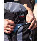 תרמיל Outdoor Revolution Cygni 45L בצבע שחור, תקריב תא קדמי בסגירת רוכסן ובד פוליאסטר 200D בצפיפות גבוהה