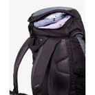 תיק טיולים Outdoor Revolution Cygni 45L בצבע שחור, תקריב תא עליון ייעודי לשקית שתייה עם מערכת AirFlow מאווררת