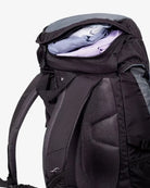 תיק טיולים Outdoor Revolution Cygni 45L בצבע שחור, תקריב תא עליון ייעודי לשקית שתייה עם מערכת AirFlow מאווררת