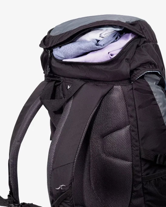 תיק טיולים Outdoor Revolution Cygni 45L בצבע שחור, תקריב תא עליון ייעודי לשקית שתייה עם מערכת AirFlow מאווררת