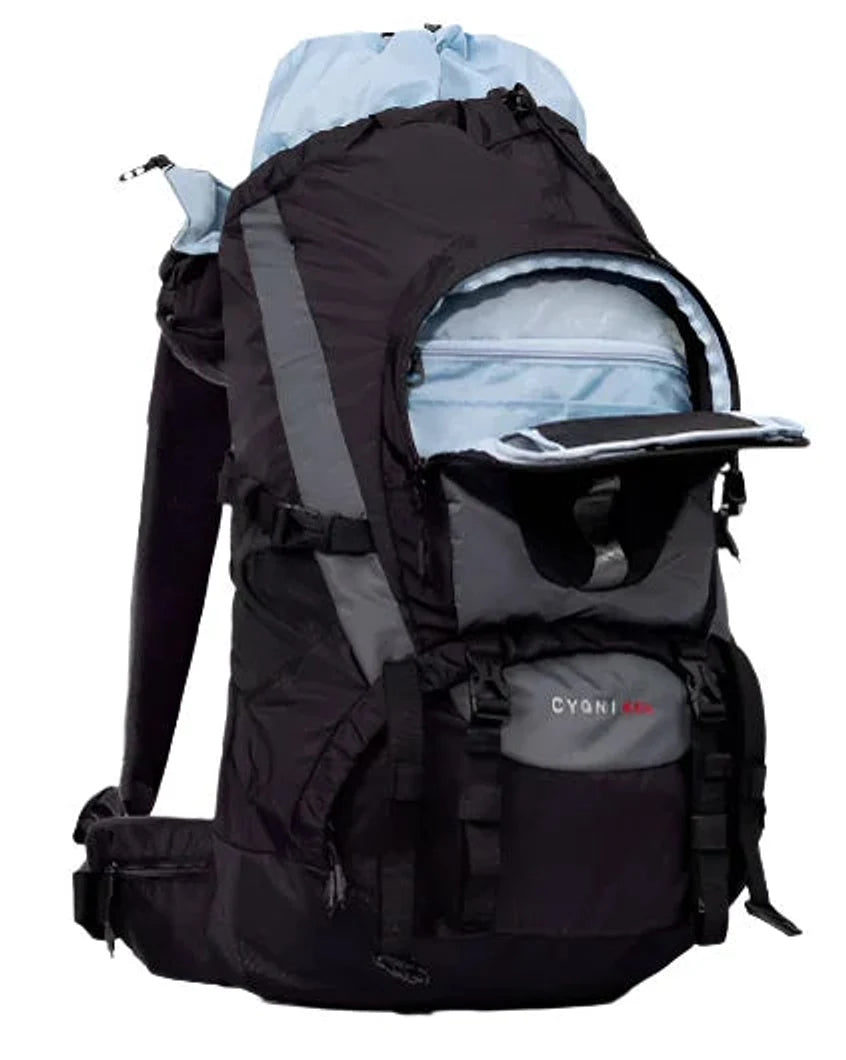 תרמיל טיולים 45 ליטר Outdoor Revolution Cygni בצבע שחור עם תא קדמי פתוח ומחיצה פנימית הניתנת להסרה, מבט תא פתוח