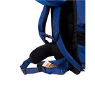 תרמיל Outdoor Revolution Cygni 45L בצבע כחול, תקריב רצועת מותן מרופדת עם שני תאי רוכסן ורצועת חזה להידוק
