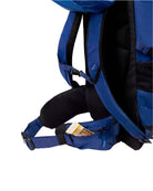 תרמיל Outdoor Revolution Cygni 45L בצבע כחול, תקריב רצועת מותן מרופדת עם שני תאי רוכסן ורצועת חזה להידוק