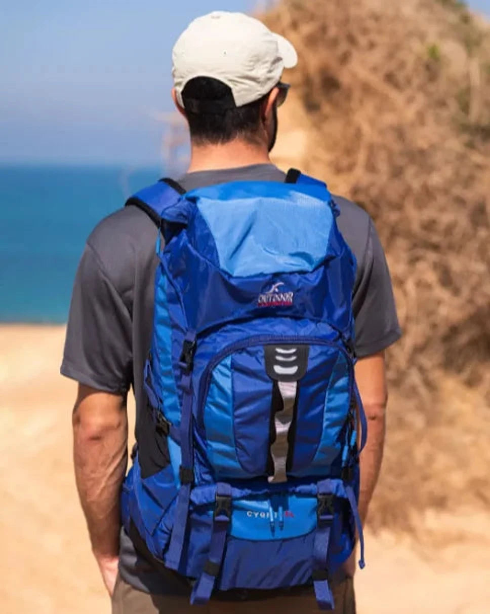 תרמיל טיולים Outdoor Revolution Cygni 45L בצבע כחול בשימוש בטיול חוף, עם כתפיות מרופדות ארגונומיות ומערכת גב אורטופדית