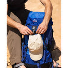 תיק טיולים Outdoor Revolution Cygni 45L בצבע כחול, תקריב תא עליון עם רוכסן בכובע התיק בשימוש בטיול שטח